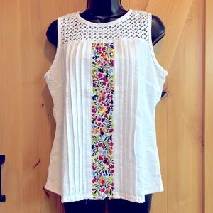 💕New Listing 💕Lovely Embroidered White Cotton Sleeveless Top